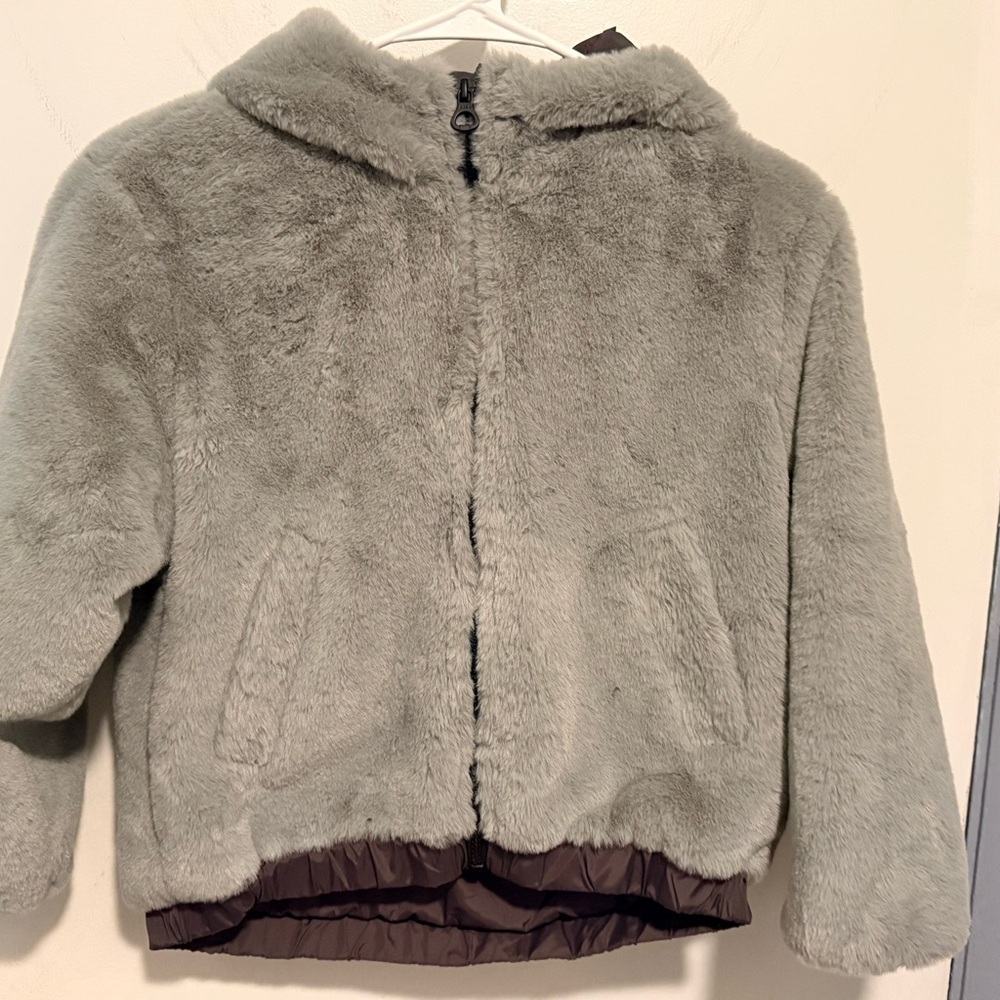 Zara faux fur hooded jacket featuring a ribbed hem and a front zipper - Picture 4 of 5